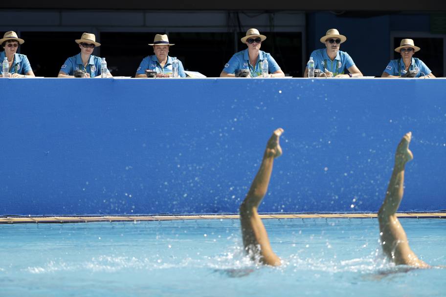 Tipico movimento del nuoto sincronizzato: i giudici stanno a guardare... Ap